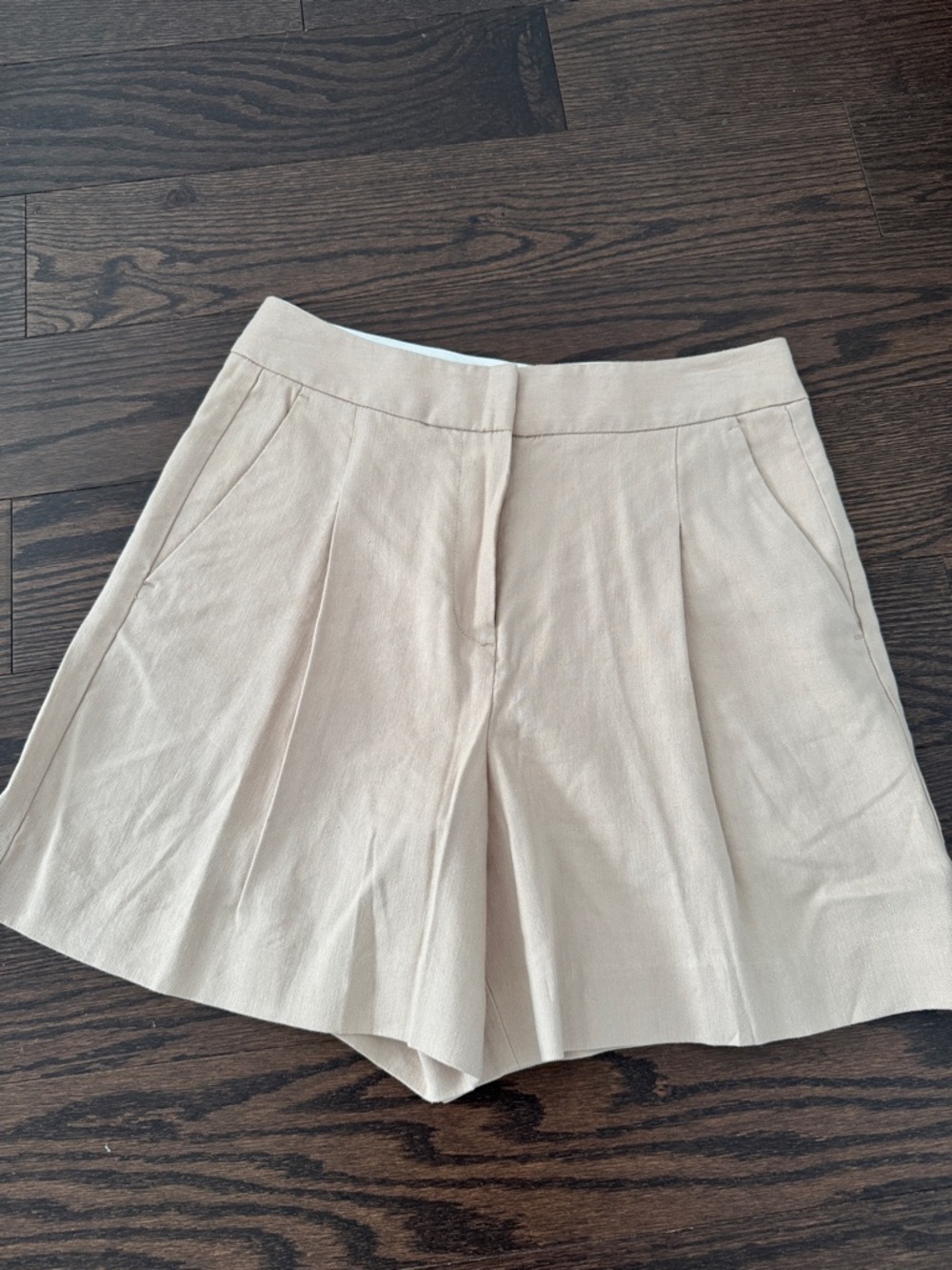 High-Waist Pleated Tan Women’s Shorts
Linen blend
